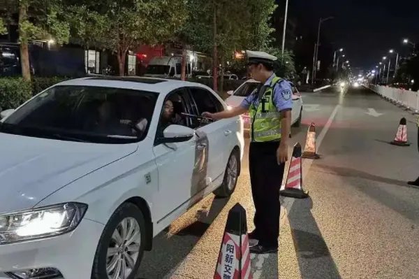 男子酒驾与交警赛跑，称要去吃早餐，如何看待男子这一行为？