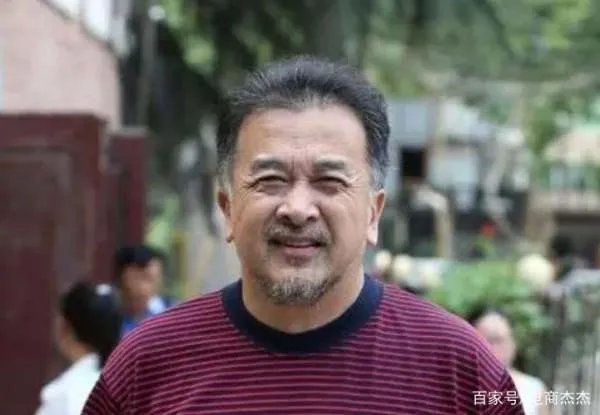 多年不见的黄宏一天内被免职带走，已经六年了，现状令人担忧，怎么回事？