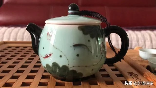 办公室吃酸辣粉被罚款，网友却觉得一点都不委屈，应限制用餐吗？