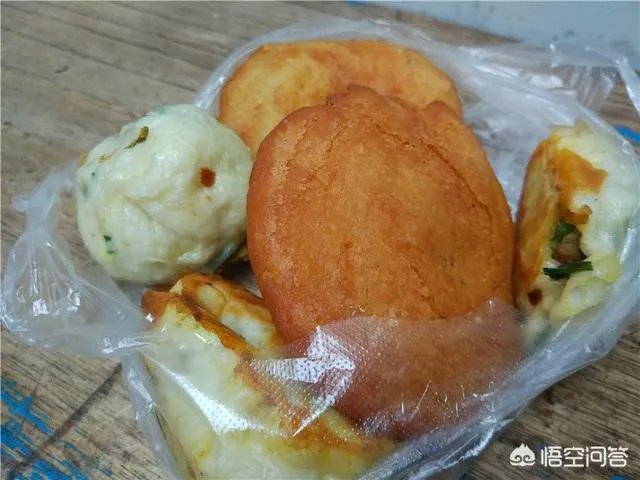 办公室吃酸辣粉被罚款，网友却觉得一点都不委屈，应限制用餐吗？