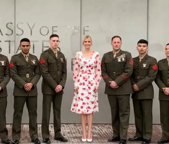 穿小号蓝白衬衫纽扣差点崩开的伊万卡，身上哪一部位很吸睛？