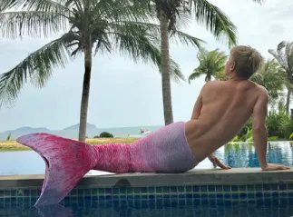 甜馨搞怪扮美人鱼，这是模仿全智贤要演蓝色大海的传说?