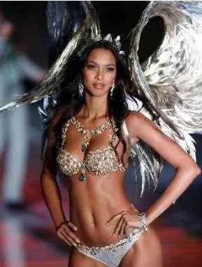 2017维秘秀奚梦瑶摔倒，你怎么看？