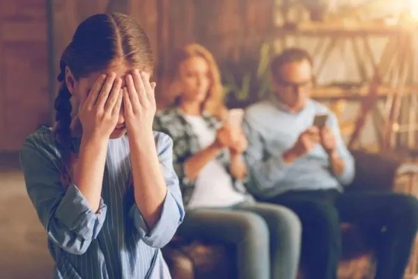 上海父子放大镜实验烧毁2000平草坪，这对父子的做法是否合法？