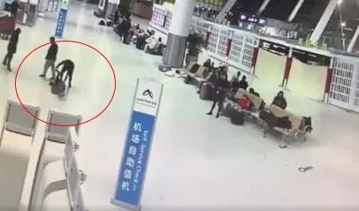 机场抢座反被打：挑事一方5秒就被KO