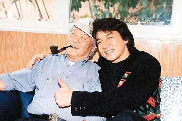 成龙的哥哥相见成龙最后一面,为何要着重提及“不会瓜分家产”?