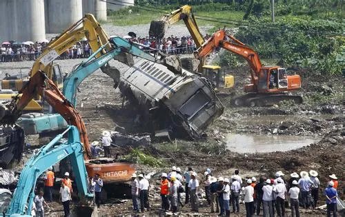 温州动车脱轨事故现场，为什么将列车残骸进行掩埋？