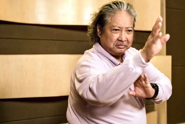 洪金宝戴口罩坐轮椅去买菜，为何会引发网友评论很大牌？