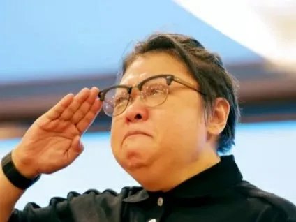 韩红暴瘦后现身机场,戴墨镜和珠链气场强大,她在圈内的影响力有多大?