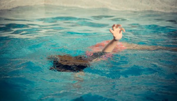 老人落水被困2小时，民警托举上岸，普通人该如何保证自身安全？