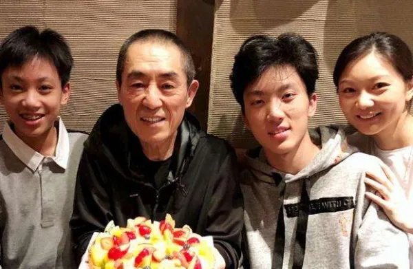 张艺谋的妻女去探班，陈婷打扮的很年轻，你羡慕张艺谋夫妻两人的爱情吗？