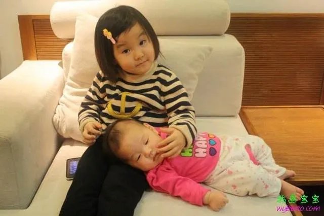 怎样独自带四个月的宝宝接送大宝?