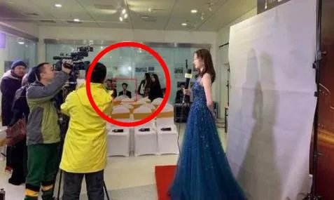 关晓彤鹿晗秀恩爱是什么情况：一个眼神暖暖的爱意