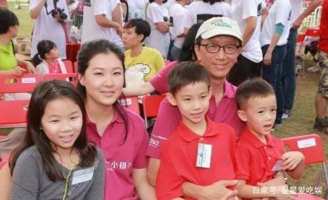 梁锦松被传婚内出轨，伏明霞立即提出离婚，她没有想象中那么傻，你怎么看？