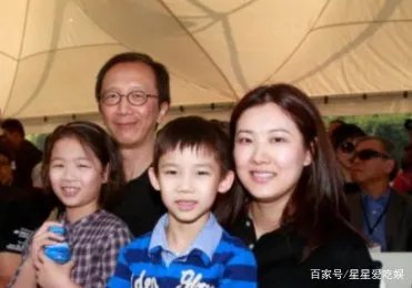 梁锦松被传婚内出轨，伏明霞立即提出离婚，她没有想象中那么傻，你怎么看？