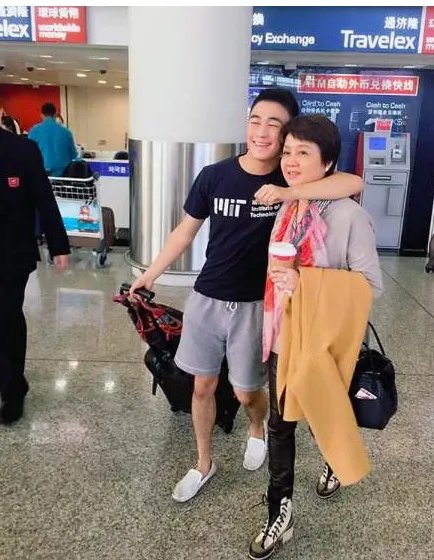 赌王四太年纪是大点，气质方面两个女儿能比的过她吗？