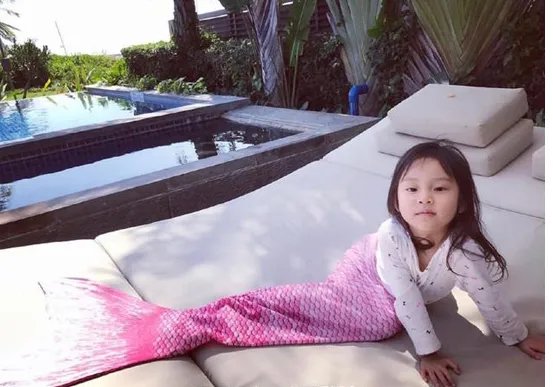 甜馨搞怪扮美人鱼，这是模仿全智贤要演蓝色大海的传说?