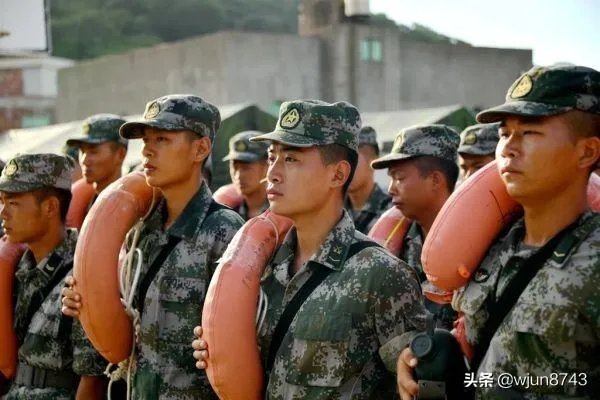 江西小伙95后王亮2分钟勇救4人,立了一等功为什么还被喷?