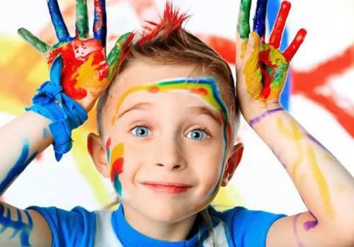 孩子跪景区写作业，这样真的好吗？