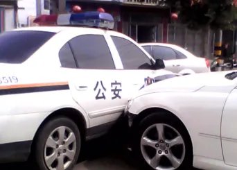 安徽宿迁一嫌犯驾车撞警车，逃逸被抓获，该名嫌犯究竟犯了什么罪？