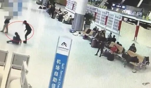 机场抢座反被打：挑事一方5秒就被KO