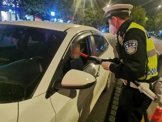 男子酒驾与交警赛跑，称要去吃早餐，如何看待男子这一行为？