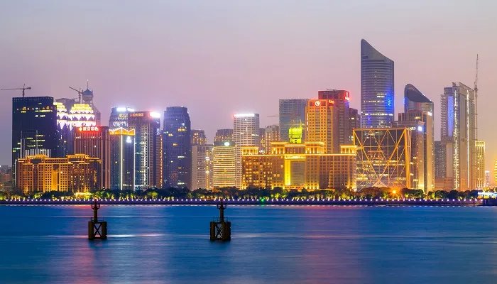 横贯江面的贯是什么意思 横贯江面是什么意思