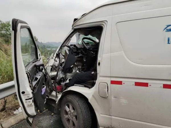 雨天开车要小心！面包车追尾货车后撞上高速护栏