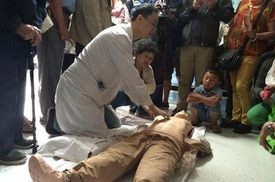 抢救的时候把肋骨给按断了，医生该不该承担责任？