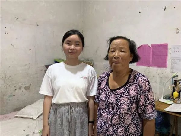 江西都昌那个要带着奶奶上大学的女孩考上了什么学校，近况如何？