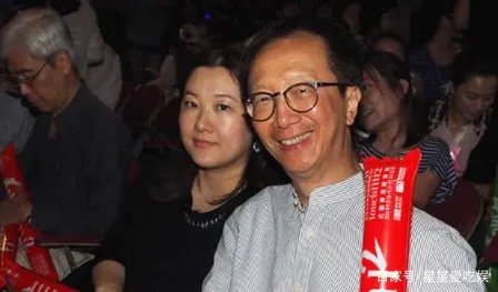 梁锦松被传婚内出轨，伏明霞立即提出离婚，她没有想象中那么傻，你怎么看？