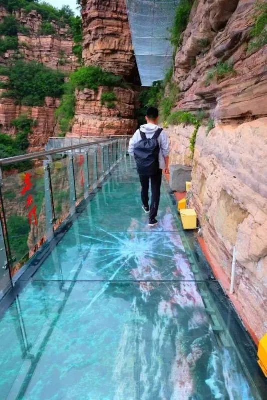 国内有哪些景区的玻璃栈道发生过事故?