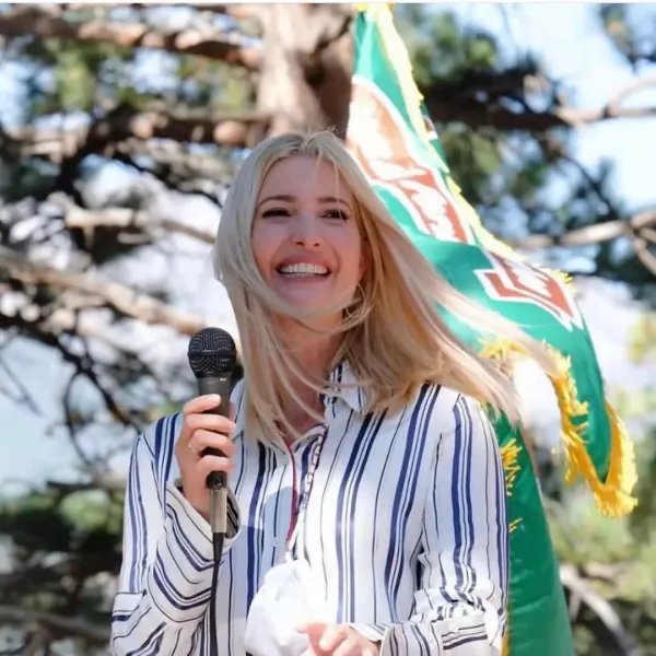 穿小号蓝白衬衫纽扣差点崩开的伊万卡，身上哪一部位很吸睛？