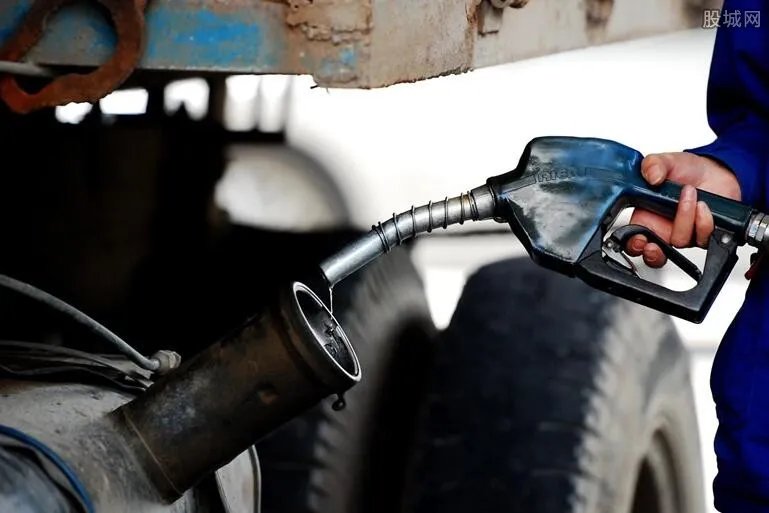 油价调整最新消息 今晚24时国内油价将迎四连涨