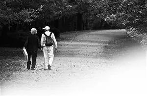 宁波“牵手奶奶”走了，你见过的爱情最美好的样子是什么样的？