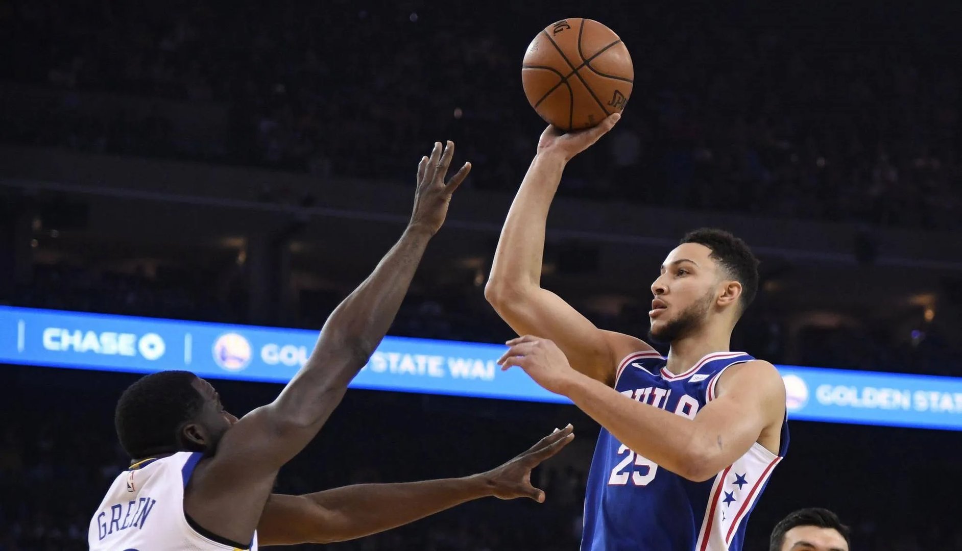 76人球迷怒骂西蒙斯，并烧了他的球衣，他们为何这么做?