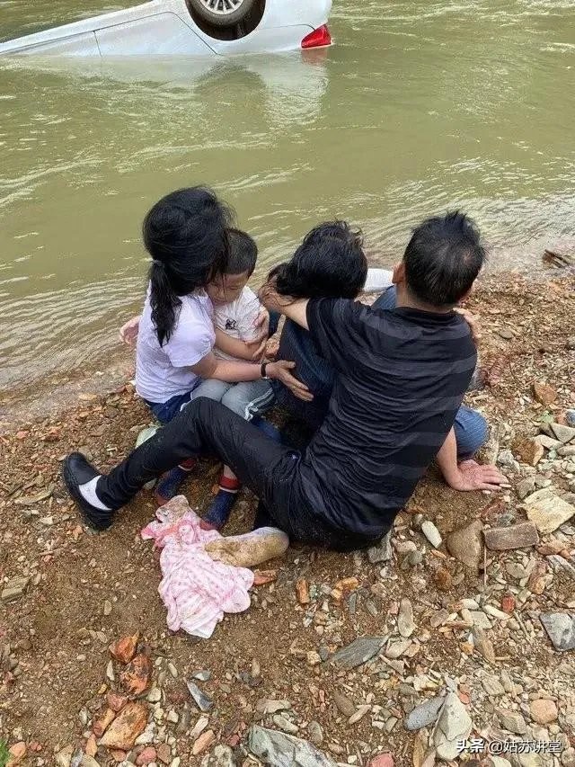 江西小伙95后王亮2分钟勇救4人,立了一等功为什么还被喷?