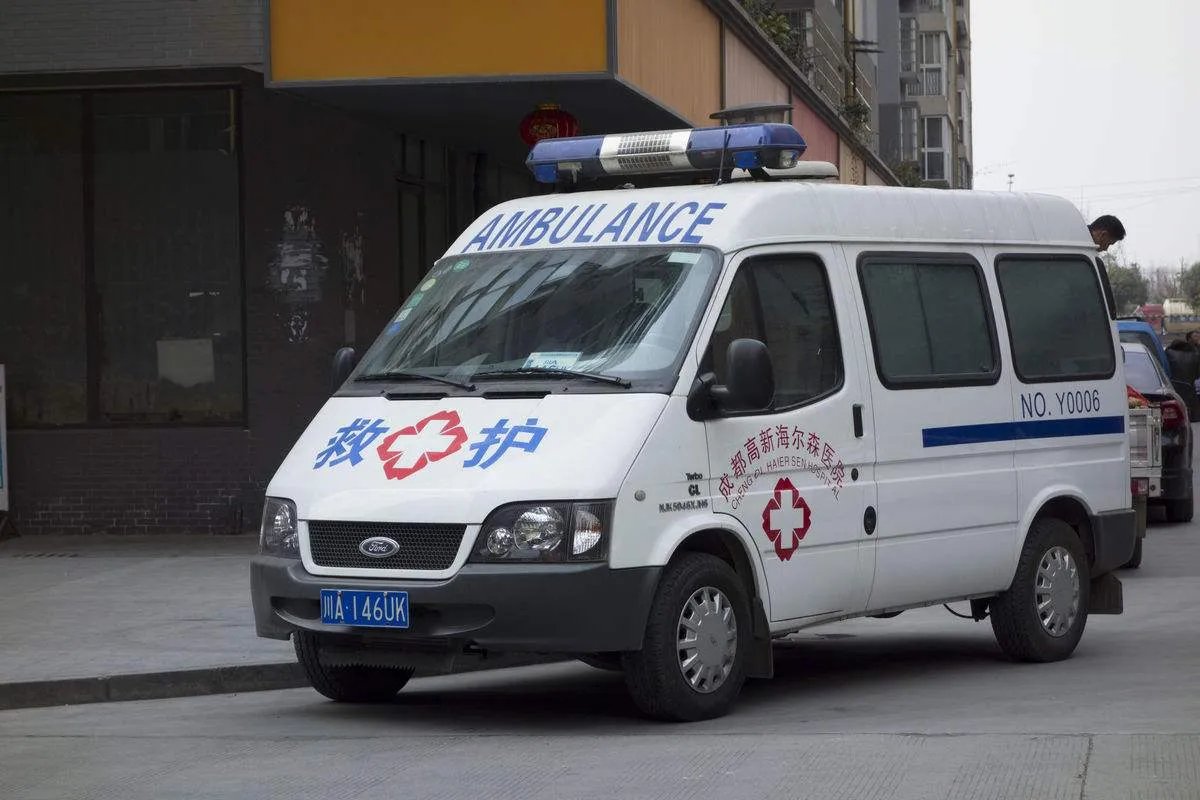 外卖员被救护车二次碾压让人痛心，这是怎么一回事？