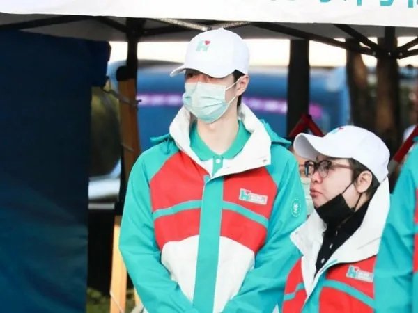 韩红暴瘦后现身机场,戴墨镜和珠链气场强大,她在圈内的影响力有多大?