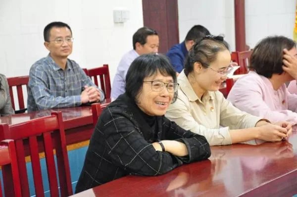 网上17岁的张桂梅校长照片,年轻时候的她是什么样子?