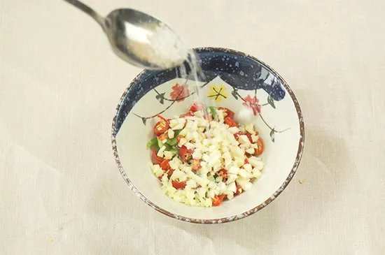 青椒皮蛋的做法