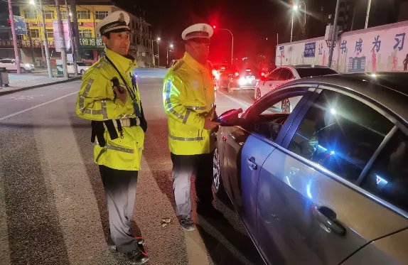 男子酒驾与交警赛跑，称要去吃早餐，如何看待男子这一行为？