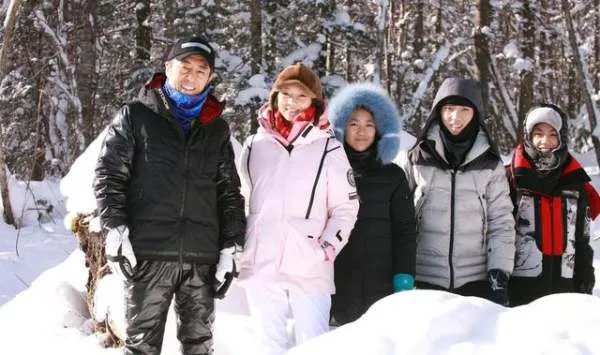 张艺谋的妻女去探班，陈婷打扮的很年轻，你羡慕张艺谋夫妻两人的爱情吗？