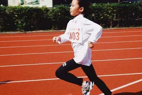 运动会通讯稿50字、、、、急！