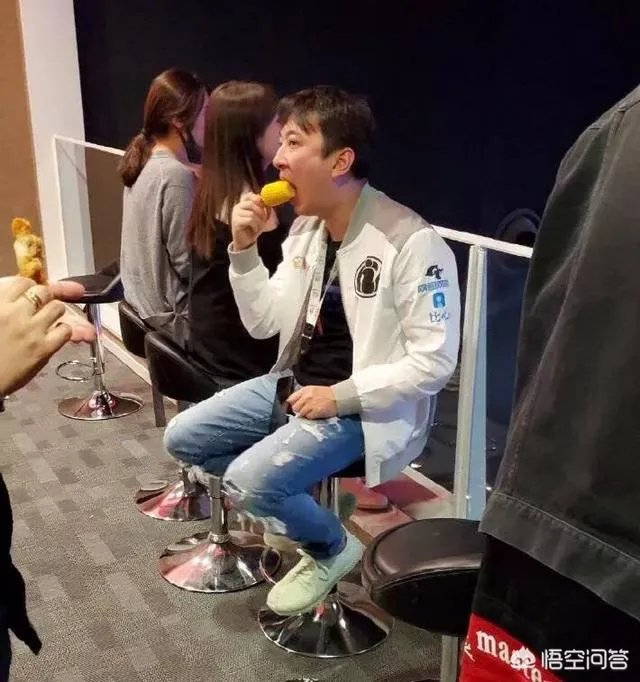 LPL半决赛王思聪现场督战再现“热狗”操作，网友直言“舒服了”到底后台发生了什么？