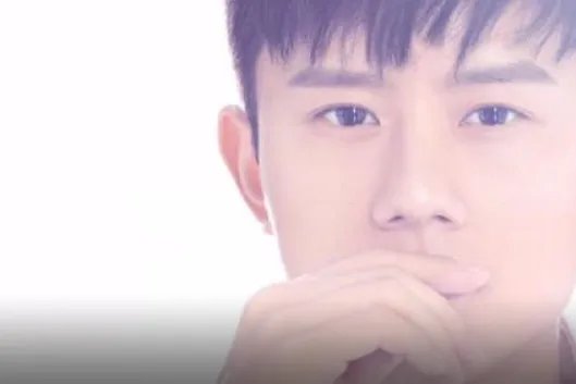 歌词中有『我们一起看月亮爬上来』是什么歌呀？