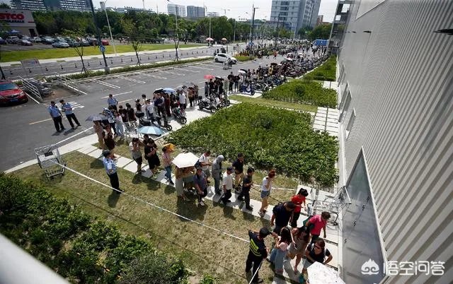美国超市Costco上海店开业，茅台被抢光，爱马仕被抢光，半天就被买停业，你怎么看？