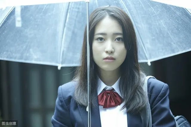 发现班里有个女孩三次拿同学的钱，班主任最好怎么做？