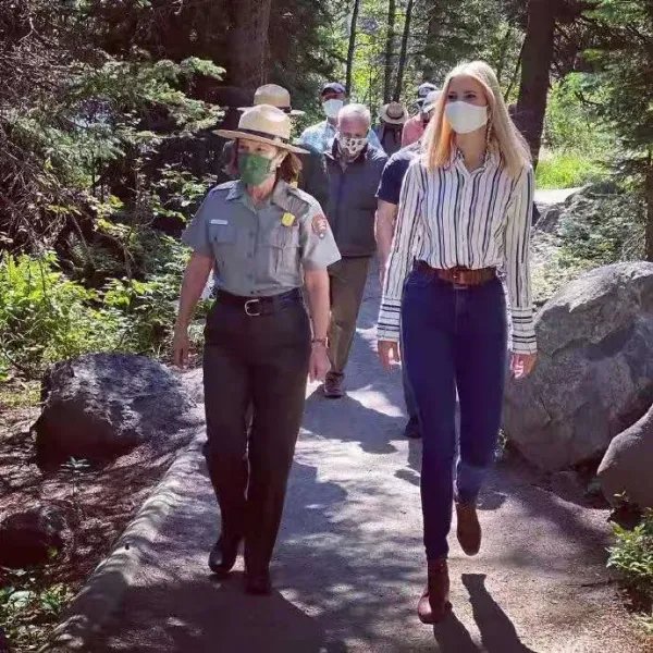 穿小号蓝白衬衫纽扣差点崩开的伊万卡，身上哪一部位很吸睛？