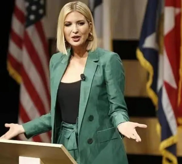 穿小号蓝白衬衫纽扣差点崩开的伊万卡，身上哪一部位很吸睛？